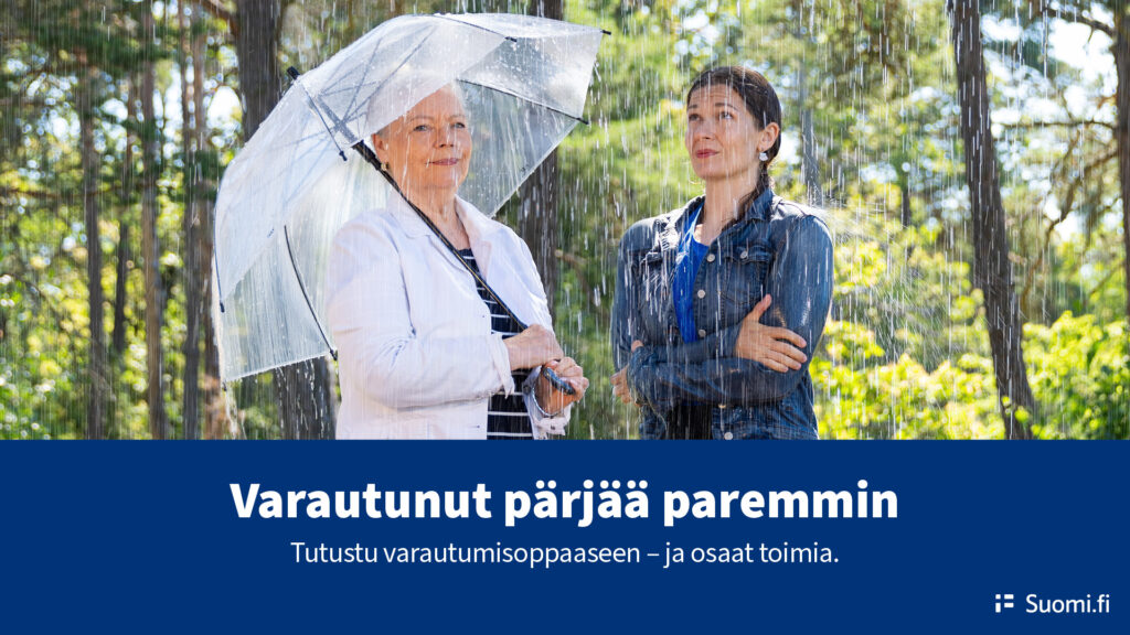 Kaksi naista sadesäässä, toinen pysyy kuivana sateenvarjon alla, toinen kastuu läpimäräksi ilman sateenvarjoa.