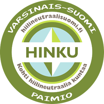 Paimion HINKU-logo. Tekstinä myös Varsinais-Suomi, kohti hiilineutraalia kuntaa ja PAIMIO.