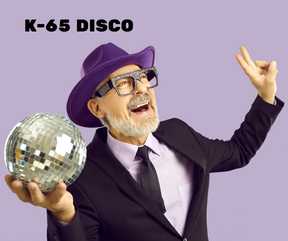 Kuvassa vanhempi mies pitää oikeassa kädessään diskopalloa ja hänen yläpuolellaan on teksti, jossa lukee K-65 DISCO.