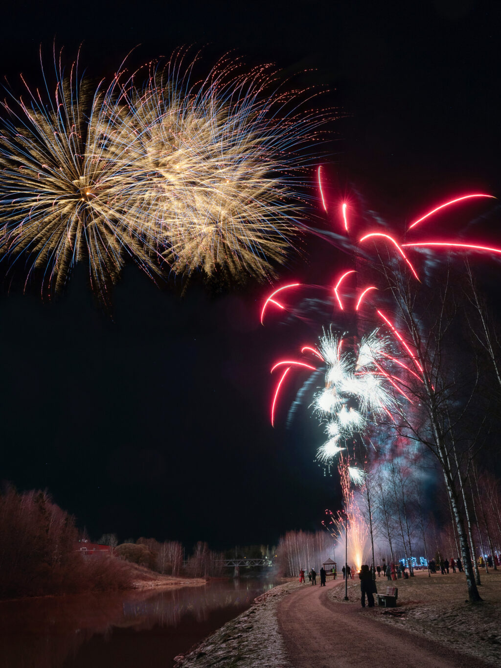 juhlavuoden avajaiset jokipuisto ilotulitus